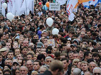 В Москве на первомайское шествие народ пришел с плакатами «Славянск, Донецк, Луганск - мы с вами»